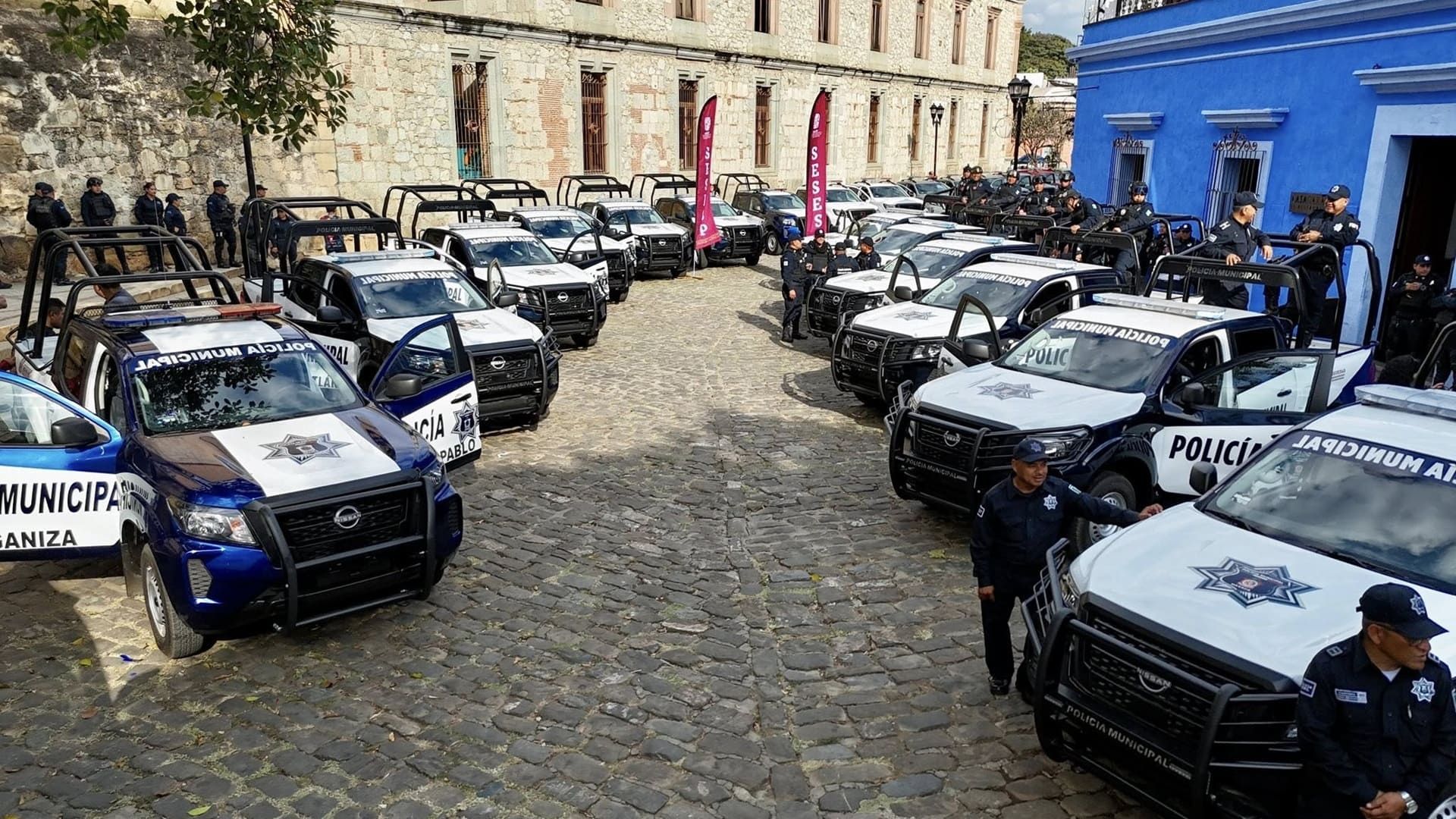 Gobierno de Oaxaca entrega 94 vehículos para reforzar la seguridad en 37 municipios