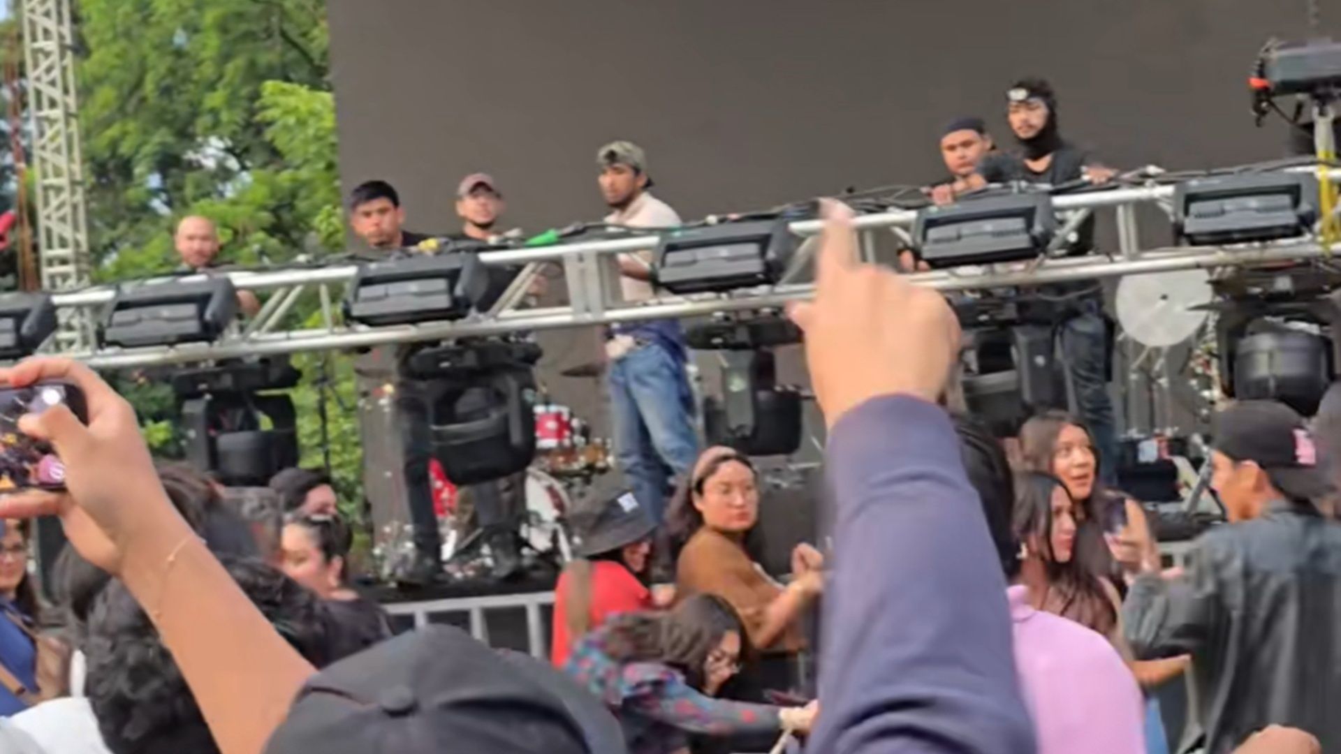 Botellazos y reclamos contra los VIP en concierto de Siddhartha en Oaxaca
