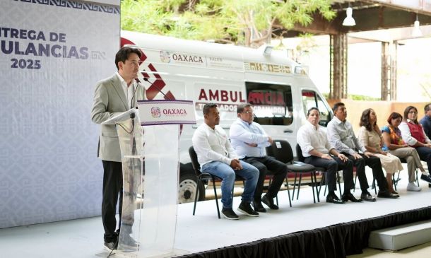 Gobierno de Oaxaca entrega 21 ambulancias de traslado a municipios y Cruz Roja