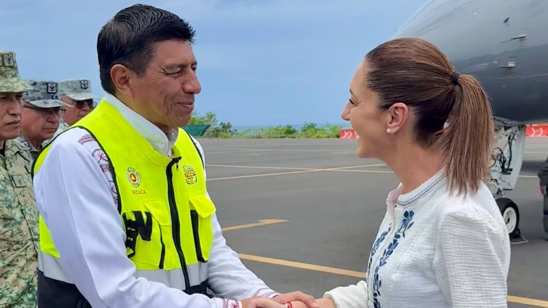 Realiza Sheinbaum sobrevuelo de evaluación en zonas donde impactó huracán Erick en Oaxaca