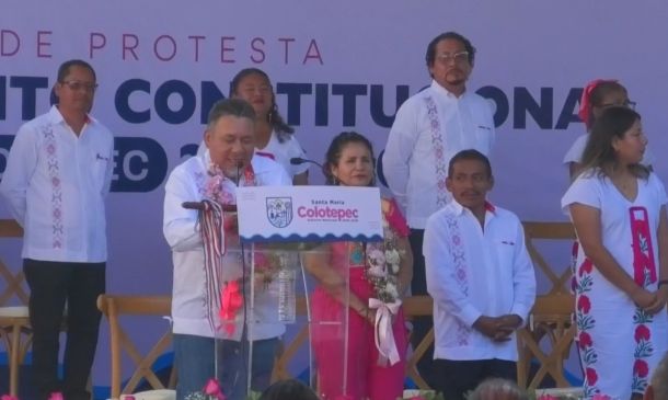 Román Valencia protesta como presidente municipal de Santa María Colotepec para el periodo 2026-2028