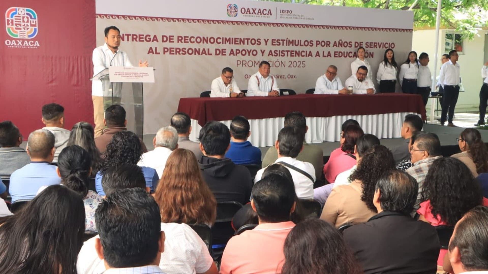 Reconoce IEEPO a personal por años de servicio en la educación