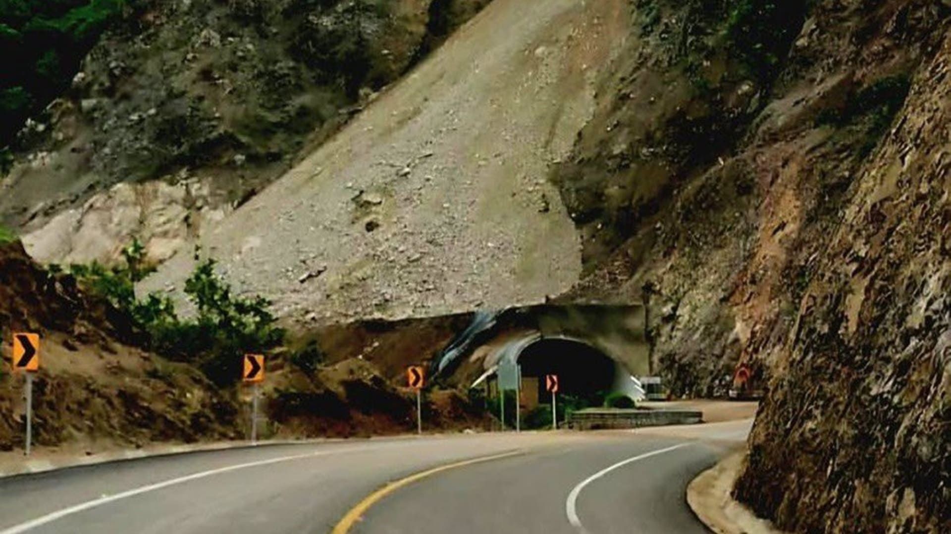 Sigue cerrada la autopista Mitla-Tehuantepec por derrumbe del túnel El Tornillo