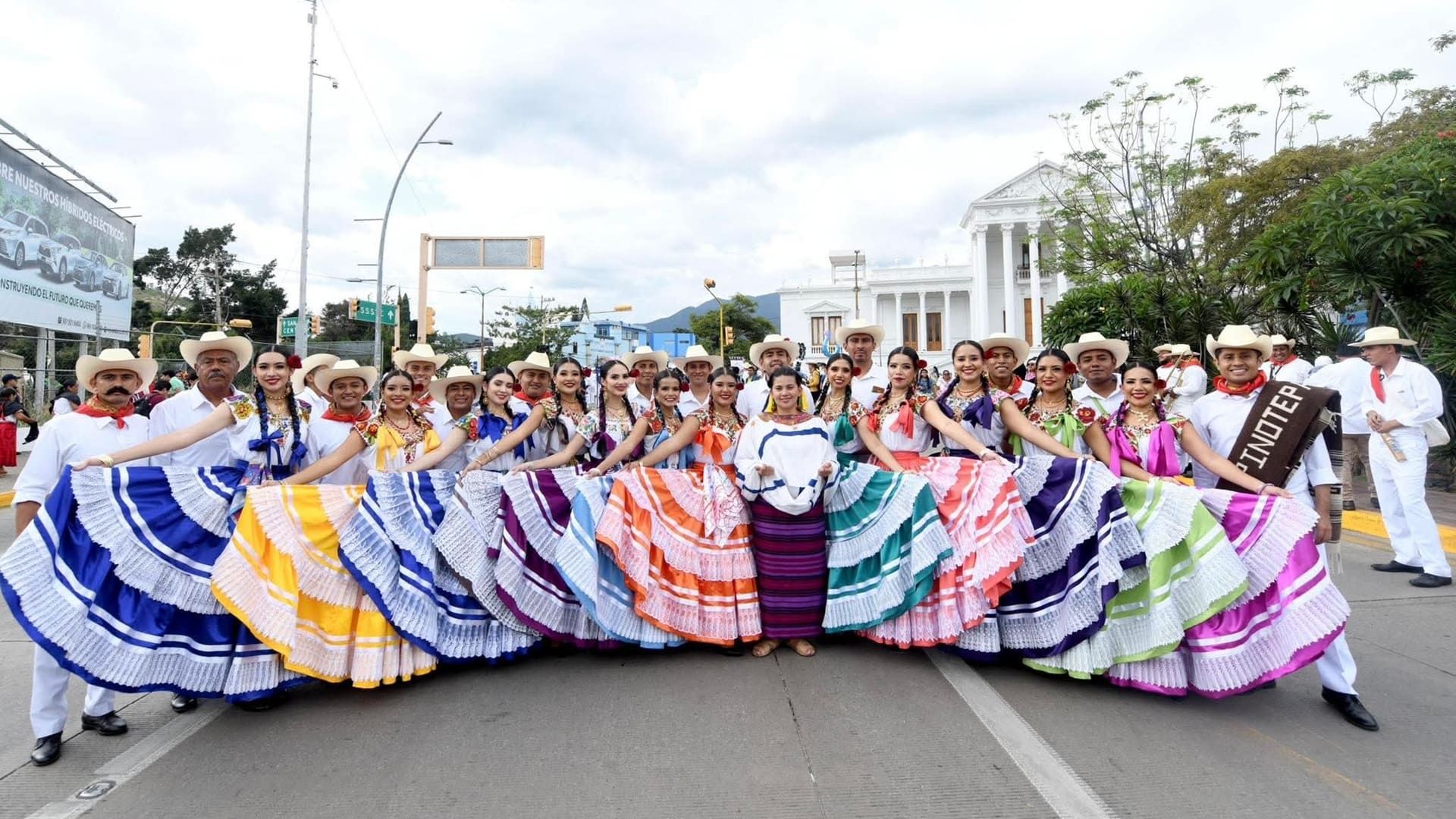 Guelaguetza 2025: Delegaciones deslumbran con música y folclore en su segundo desfile