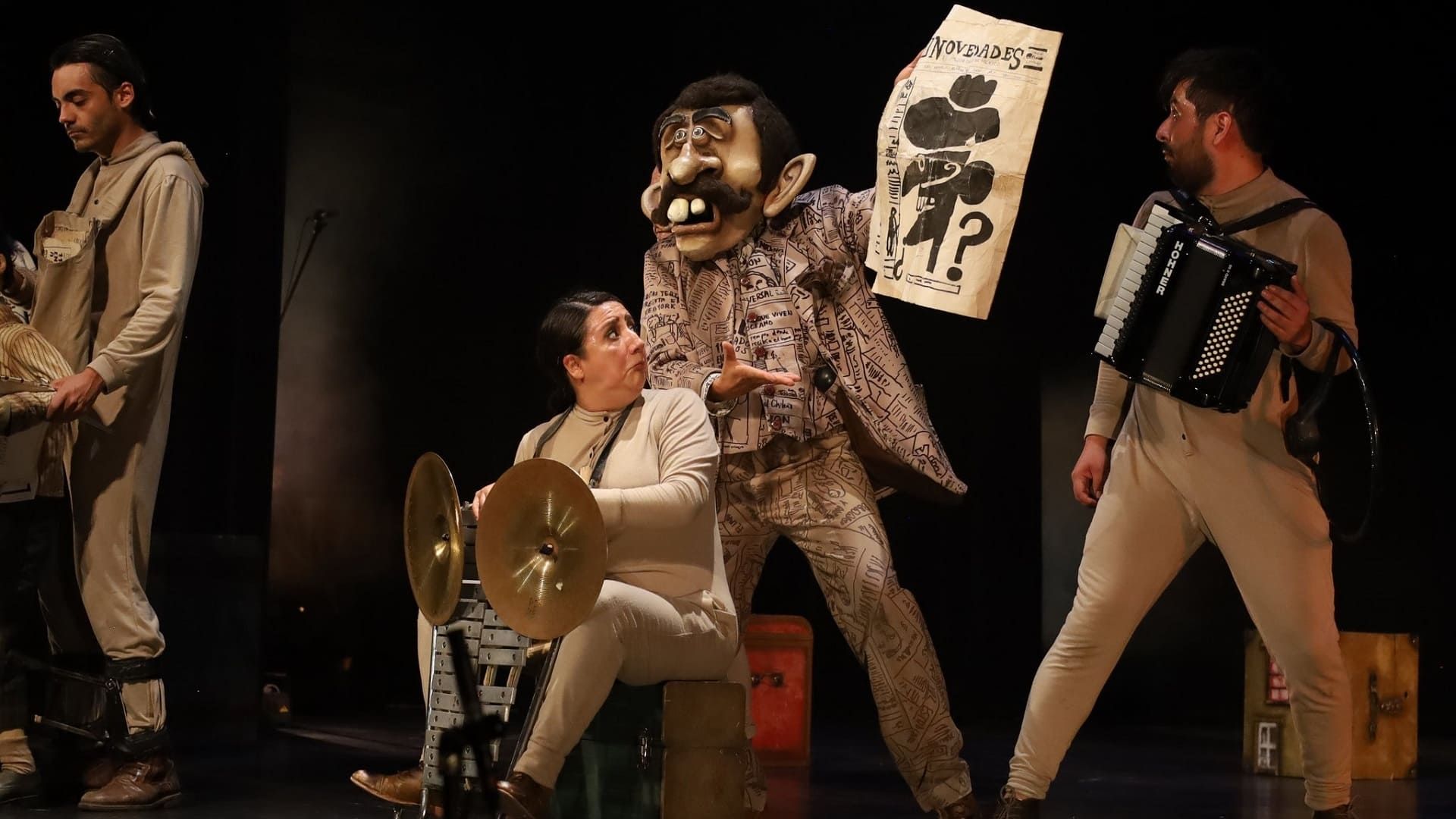 A golpe de calcetín se presenta con éxito en el teatro Macedonio Alcalá