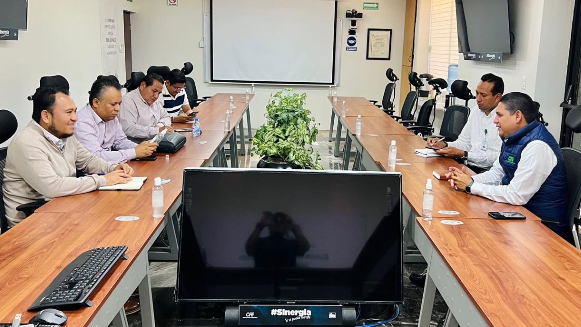 IEEPO y CFE revisan pago y suministro de energía eléctrica en escuelas de Oaxaca