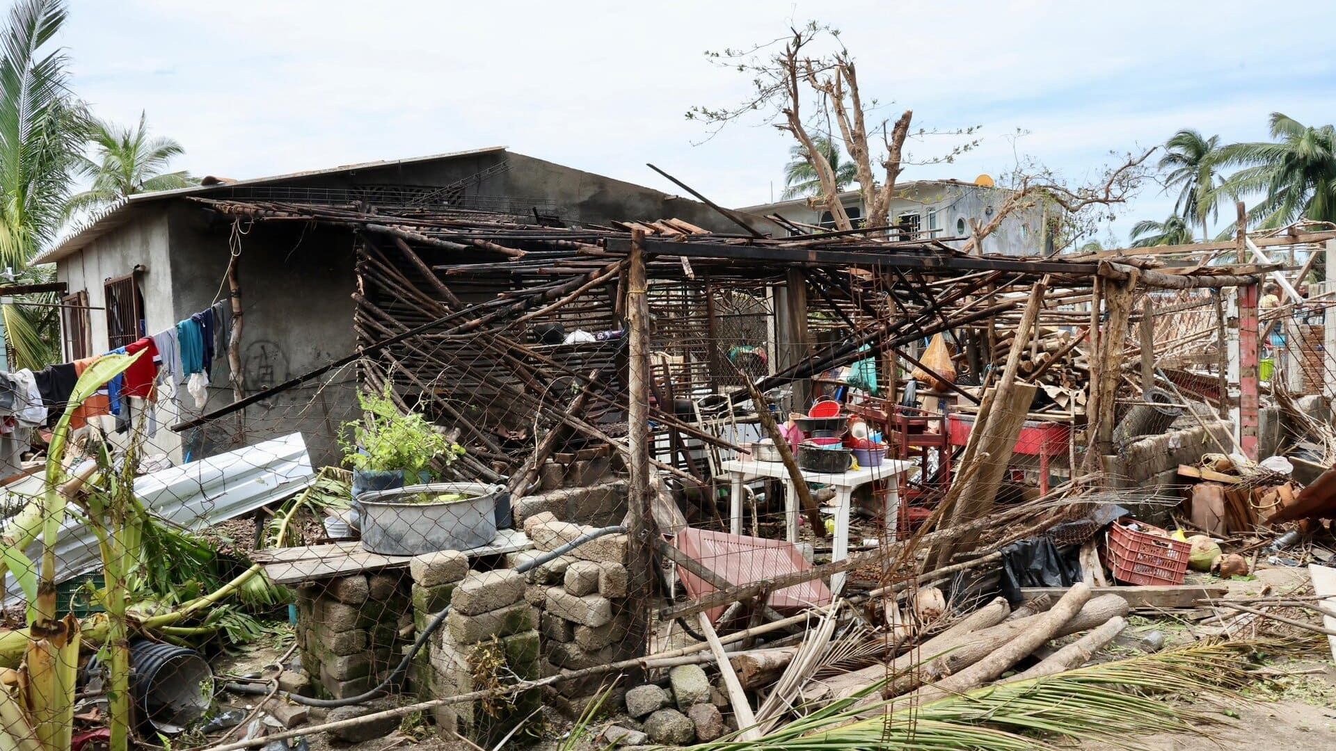 Inicia Bienestar censo casa por casa en Corralero, la zona cero del huracán Erick