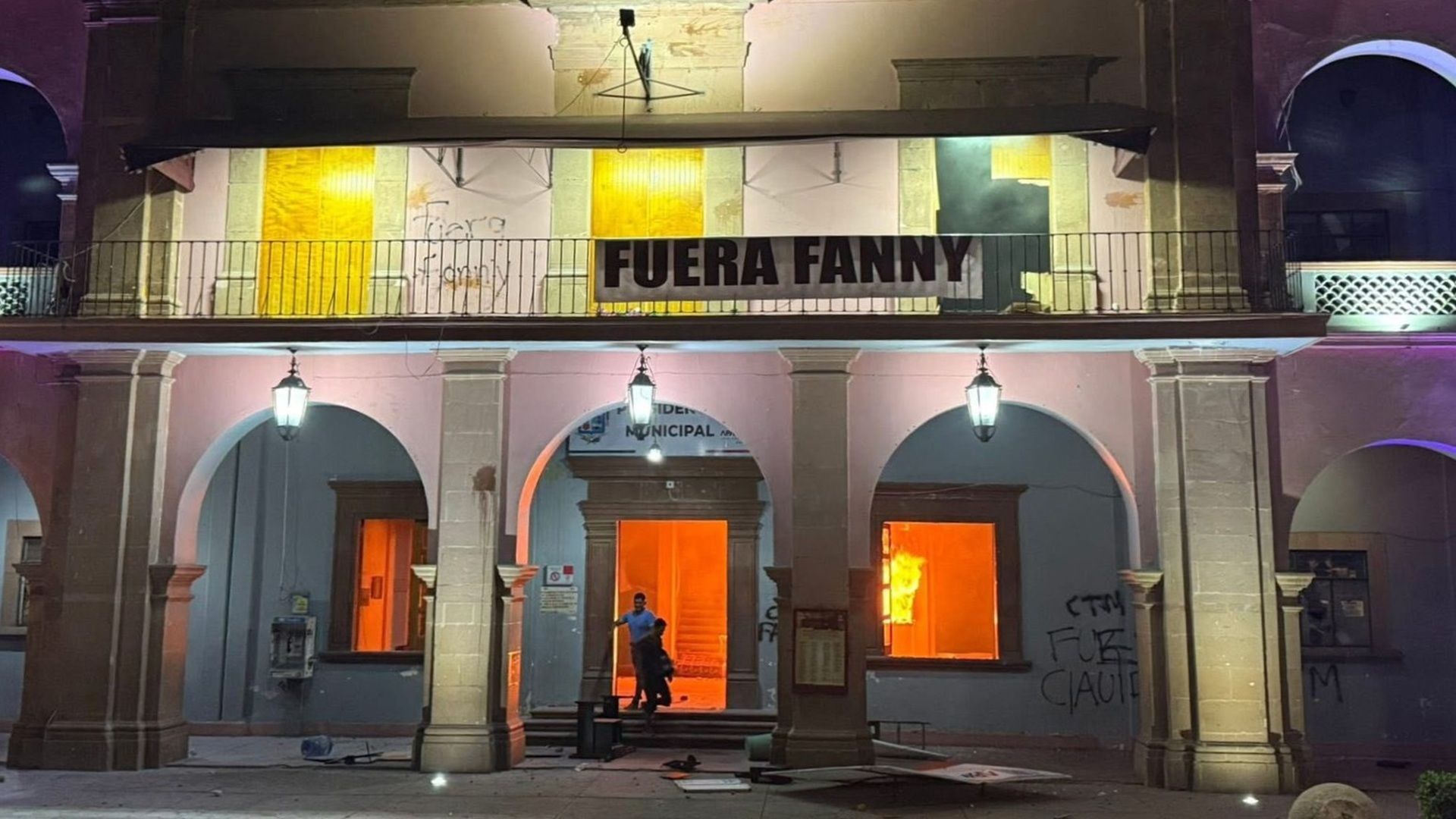 Incendian el Ayuntamiento de Apatzingán durante protestas por los asesinatos de Carlos Manzo y Bernardo Bravo