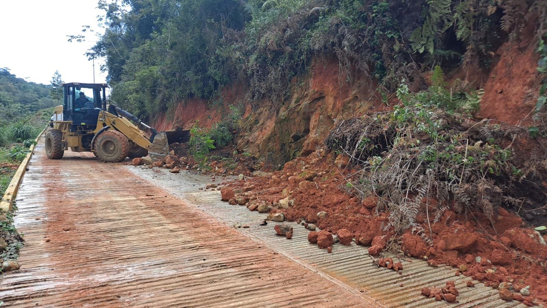 Restablecen tránsito en caminos dañados por derrumbes en tres regiones de Oaxaca