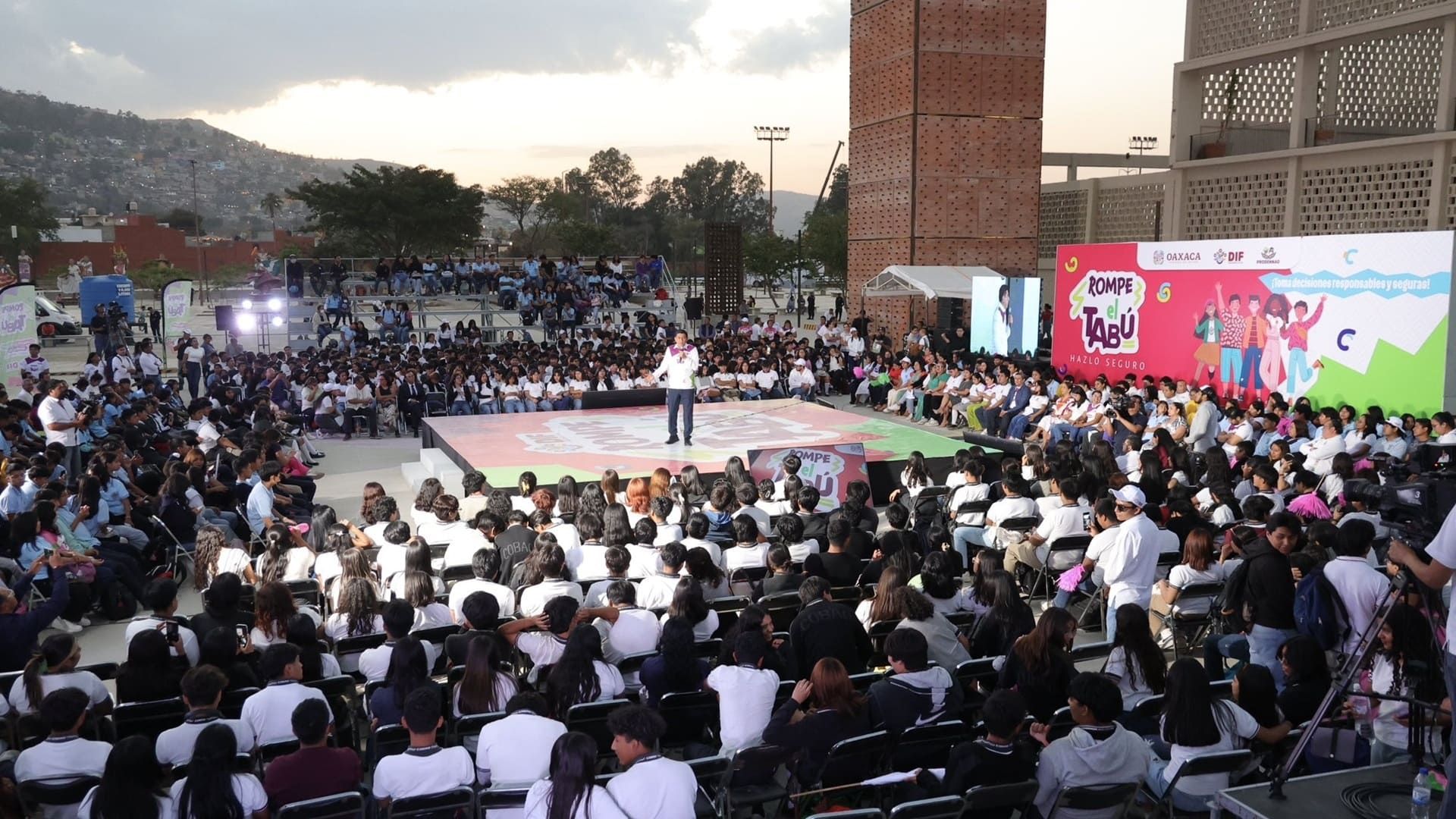 Mil 500 adolescentes participan en la feria de la campaña Rompe el Tabú