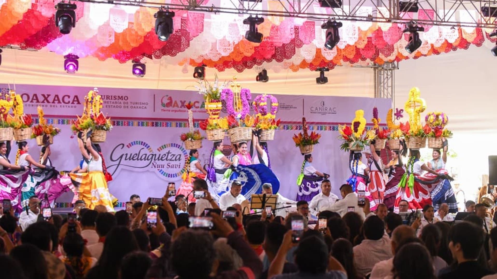 La Guelaguetza Ñuu Savi llena de color y tradición la Plaza de la Danza